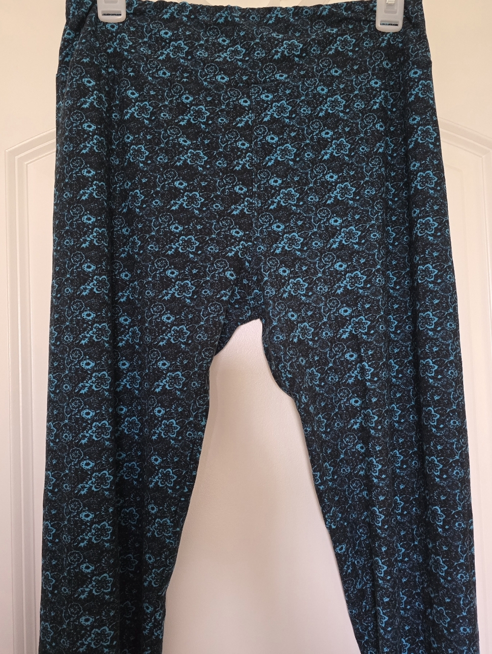 LuLaRoe Black and Teal Floral Leggings And Teal Top. Top Is A Size S .